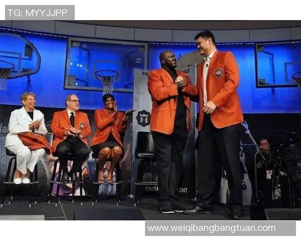 罗伊与姚明的传奇对决:篮球场上的友谊与竞争交织的故事