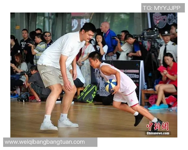 姚明在篮球场上与年轻球员切磋技艺展现巨星风范与运动精神