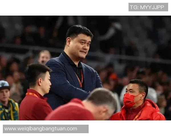 姚明感动落泪擦眼睛瞬间展现巨星背后的柔情与坚持