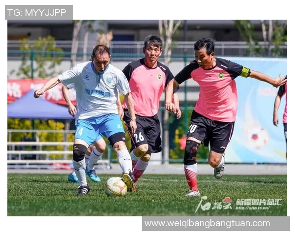 足球明星陪伴孩子踢球传递热爱与梦想的温暖时刻