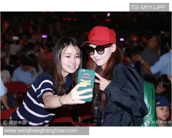 张柏芝与足球明星亲密合影引发热议网友纷纷点赞两人友谊深厚令人羡慕 张柏芝与足球明星亲密合影引发热议网友纷纷点赞两人友谊深厚令人羡慕